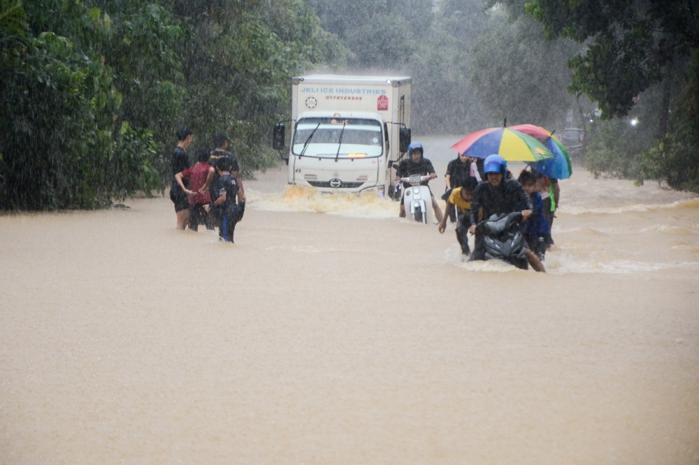 Floods, landslides close several roads in Kelantan; JKR website lists alternatives
