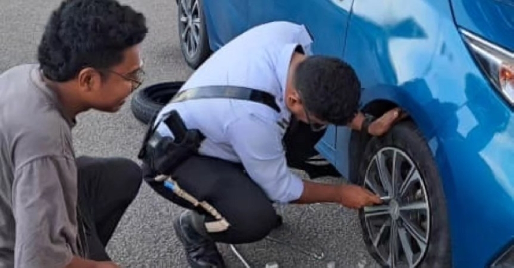 Driver with flat tyre gets unexpected hand from JB police