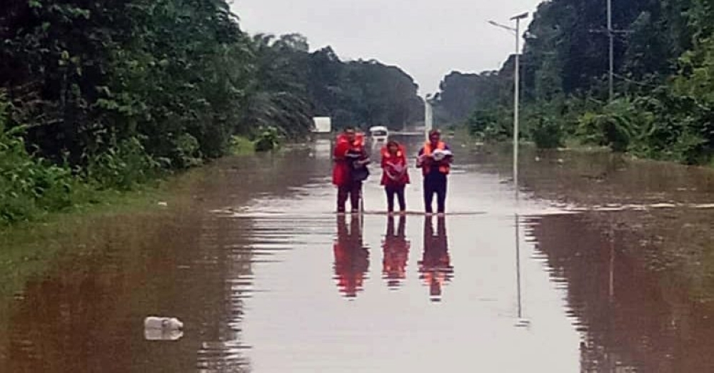 Firefighters rescue flood-trapped couple and four-month-old daughter on way from Sibu to Kanowit