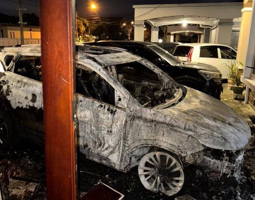 Unknown assailants cause mayhem at Jalan Depot in Kuching, smashing cars and hurling petrol bomb