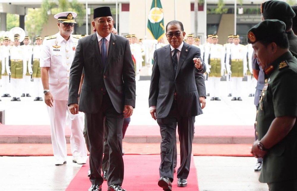 Defence ministers discuss regional security as Malaysia invites Indonesia to LIMA 2025