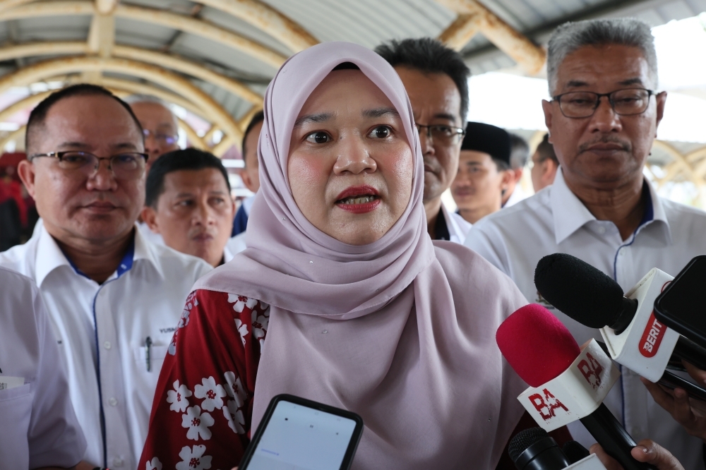 Teachers must seek Education Ministry approval for part-time jobs, says Fadhlina