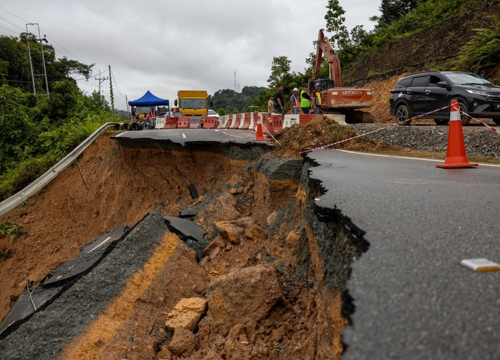 Monitor Kapit landslide site to ensure safety, Works Minister Nanta tells Sarawak JKR