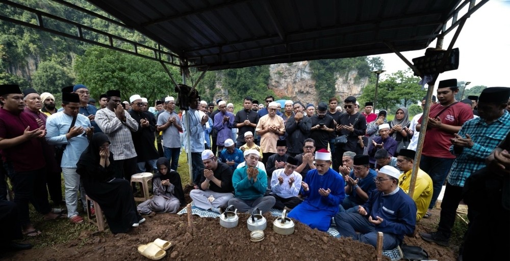 About 1,000 mourners attend Ayer Kuning rep Ishsam Shahruddin’s funeral in Ipoh
