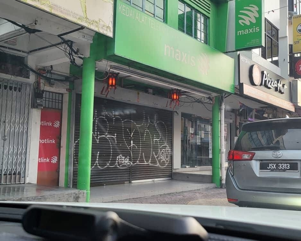 Czech tourist arrested for spray-painting graffiti on walls in Mersing town