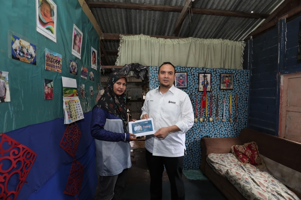 PM Anwar extends aid to family living in dilapidated home in Kuantan