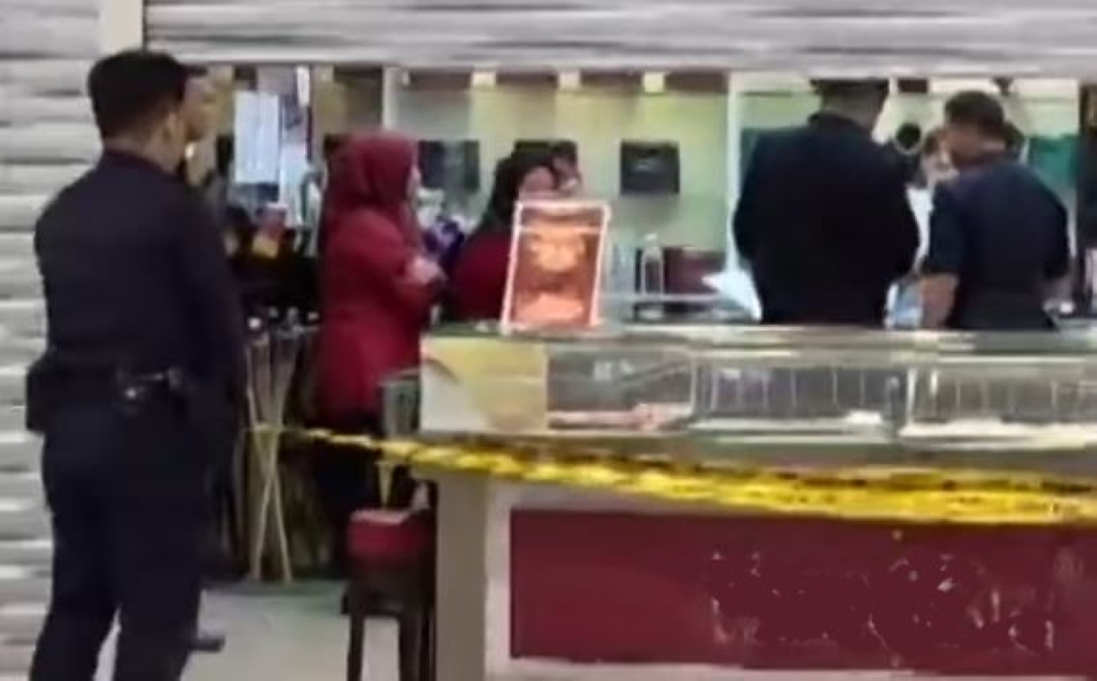 Police arrest armed robber in Bukit Beruntung after RM2m gold heist at Kota Damansara mal