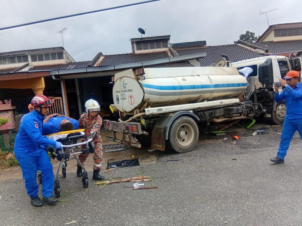Water tanker skids off road in Raub, slams into homes, cars