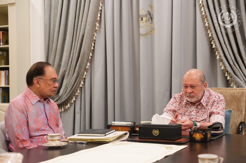 King grants audience to PM Anwar at Istana Negara
