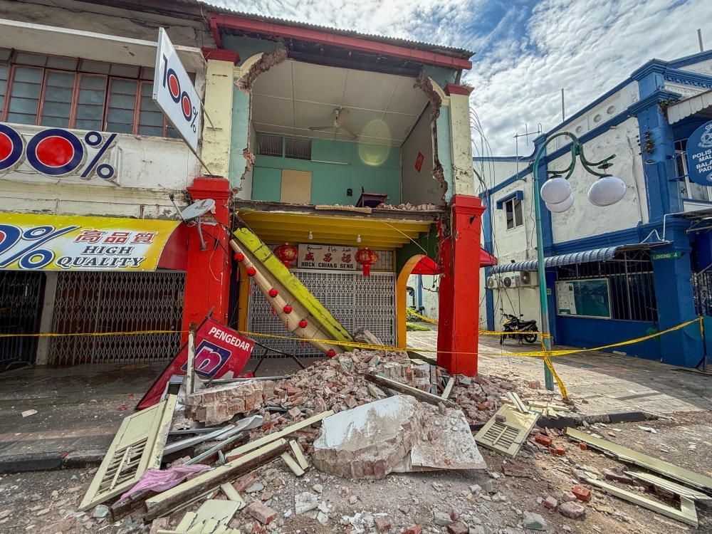 Investigation underway as Kuching South City Council addresses wall collapse on Jalan Padungan