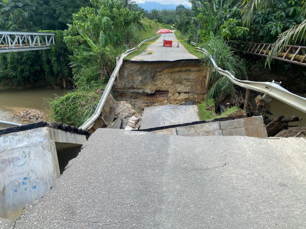 Perak scrambles after Sg Klah bridge failure disrupts hot springs and schools