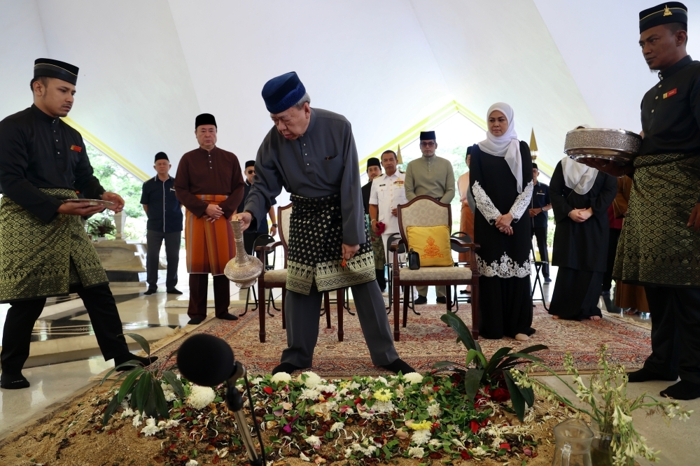Selangor Sultan, Tengku Permaisuri visit Pak Lah’s grave at Heroes Mausoleum