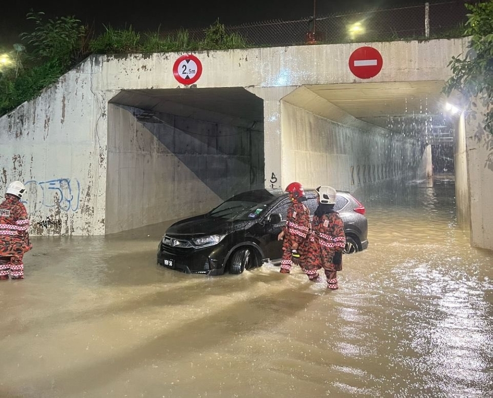 Flash floods hit Klang Valley after overnight thunderstorm, major highways affected