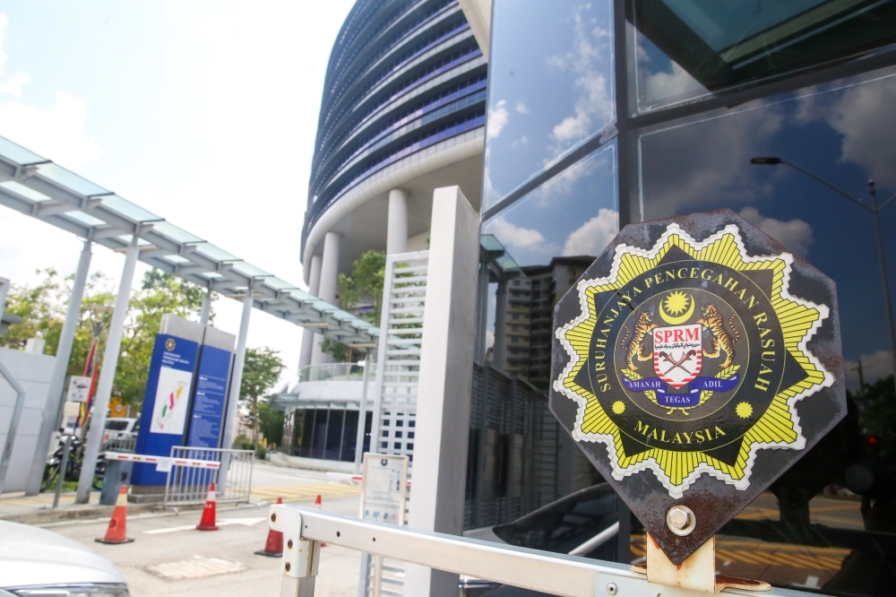 MACC nabs four, including ‘Datuk Seri’, over false highway project claims