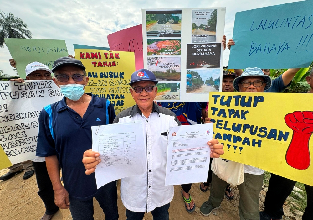 Kota Tinggi residents protest landfill odour, demand site closure