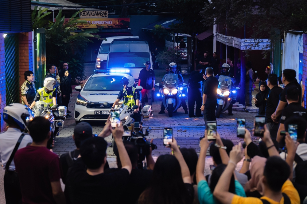 No official farewell, but fans turn out early to say goodbye to giant pandas Fu Wa and Feng Yi