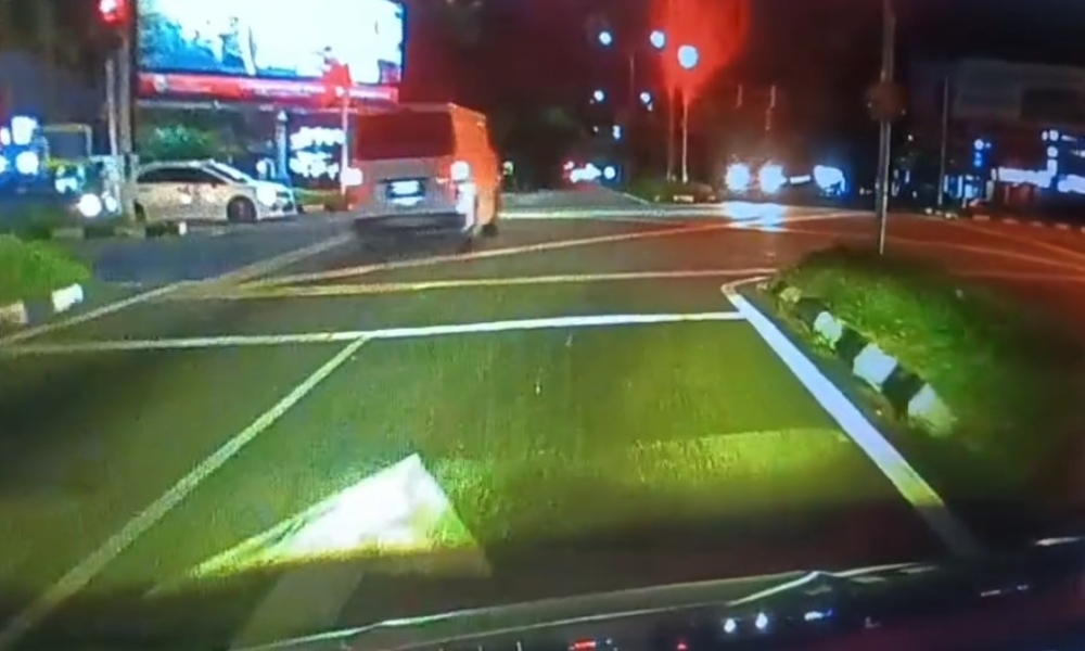 Van allegedly runs red light, fatally strikes 20-year-old motorcyclist at Seremban junction