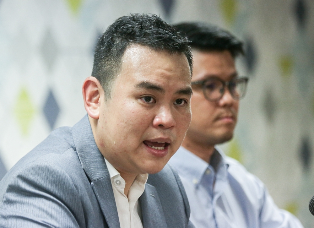MCA surviving on Umno votes, should dissolve and join DAP