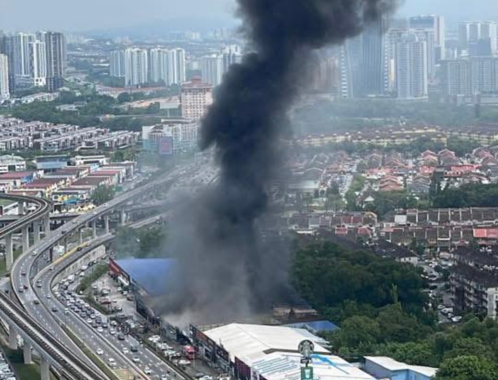 Workshop fire destroys 20 cars, three motorcycles in Puchong Jaya