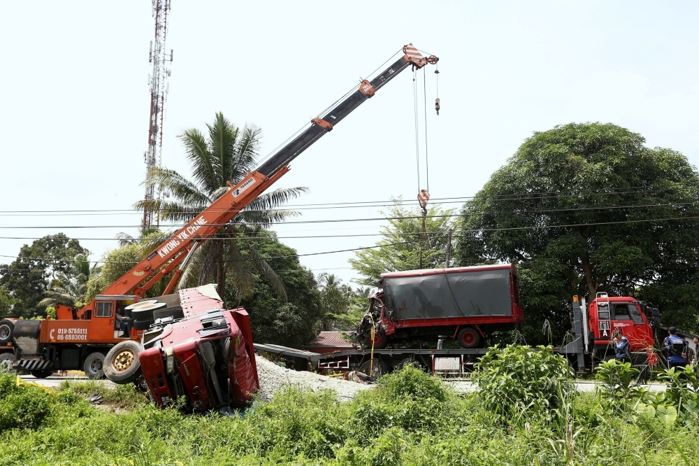 Stone lorry driver involved in Teluk Intan FRU crash found negative for drugs, investigations ongoing