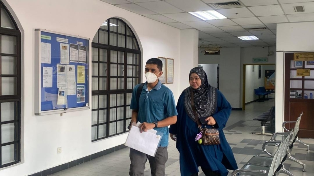 Traffic cop claims trial to bribery charge over accident case in Mersing