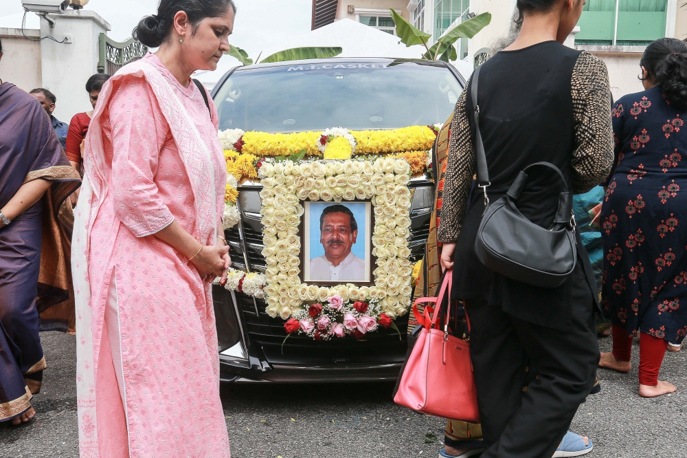 Political leaders and family pay last respects to former MIC president Palanivel