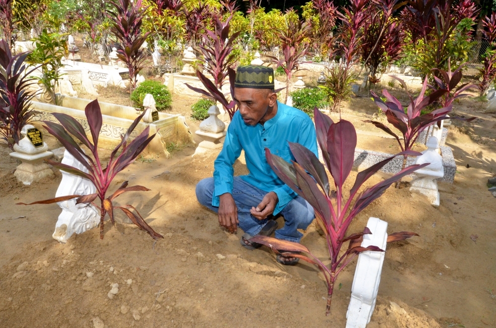 Malaysians rally behind grieving B40 family after death of eldest child in UPSI student bus crash