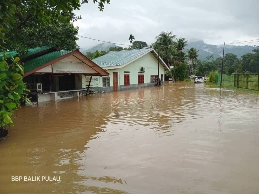 Penang flash flood trigger Bomba response as foothill rains flood four homes in Balik Pulau
