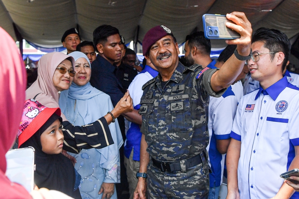 Home minister honours IGP Razarudin’s service ahead of retirement
