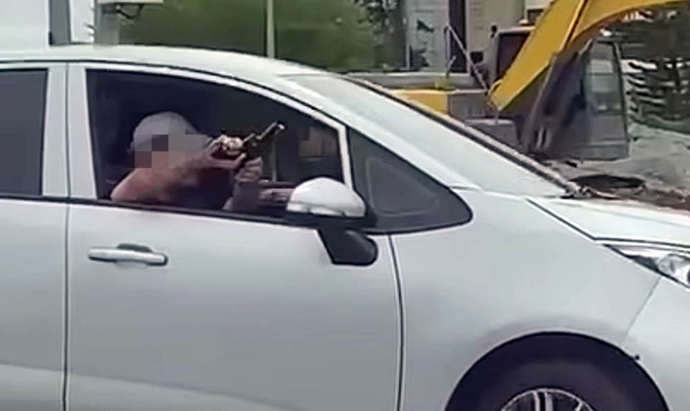 Sarawak police nab man in Kuching for flashing airsoft gun at traffic lights