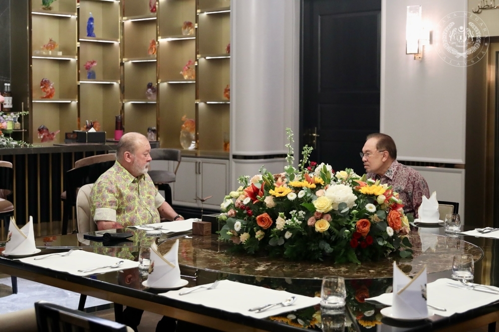 Anwar calls on King at Istana Bukit Tunku for two-hour briefing on current affairs