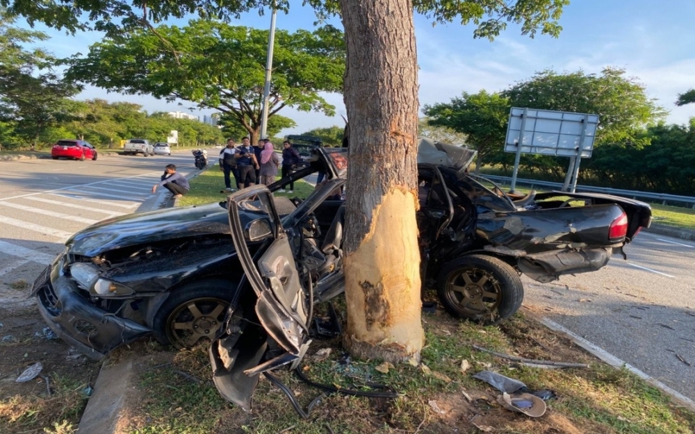 Two friends die after car crashes into tree in Klebang