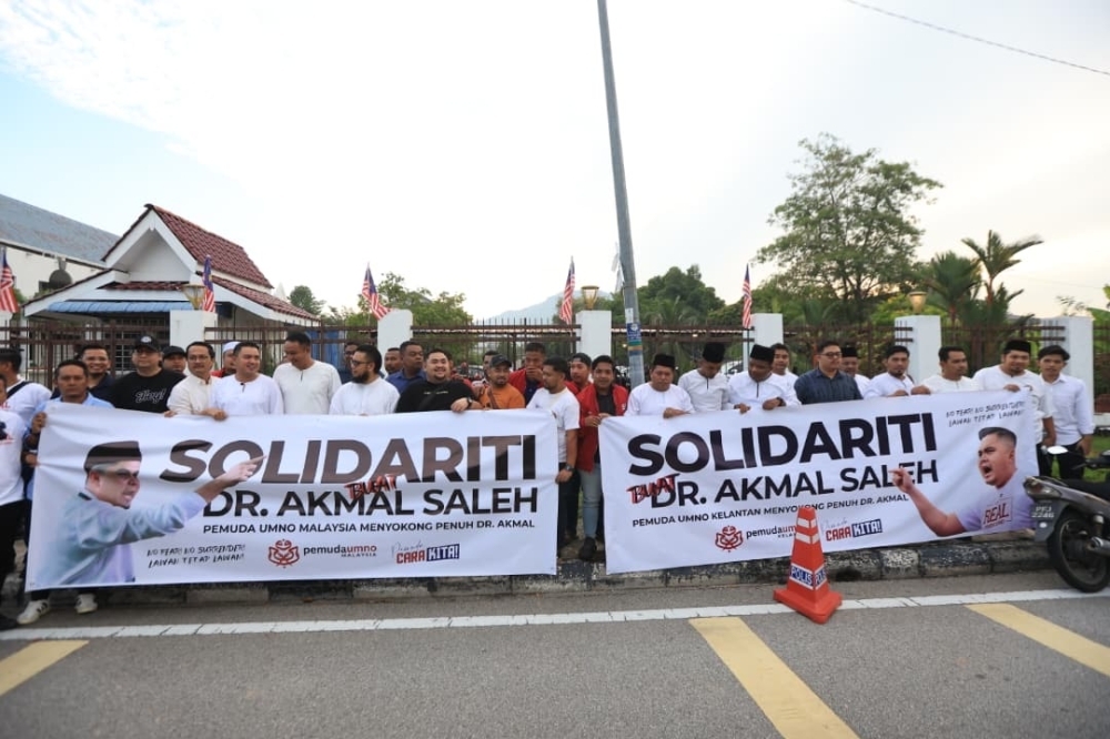 Umno supporters rally outside Bukit Mertajam court ahead of Youth chief Akmal Saleh’s charge over Facebook post