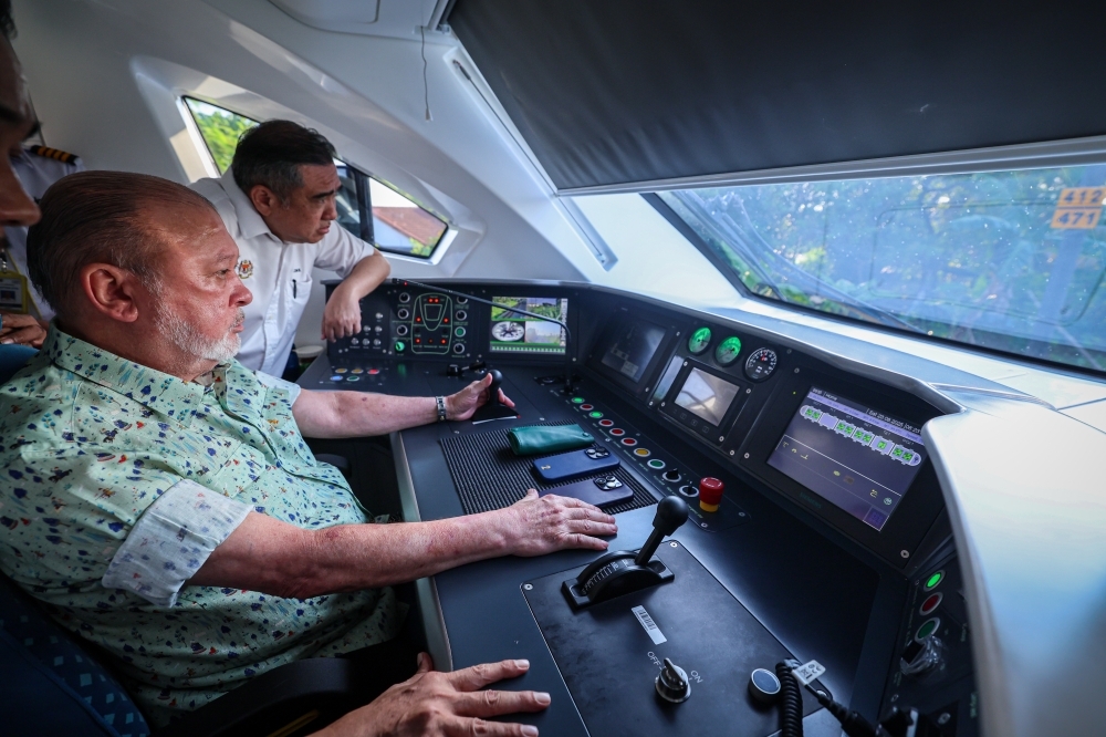 King officiates KTMB ETS3, drives train to Kluang