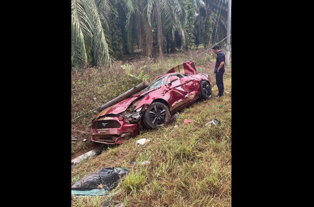 In Johor, couple in Ford Mustang killed after car slams into power poles near Segamat