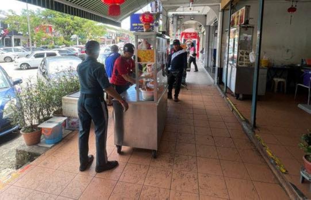 DBKL seizes illegal stalls blocking public paths in Desa Melawati, Desa Setapak