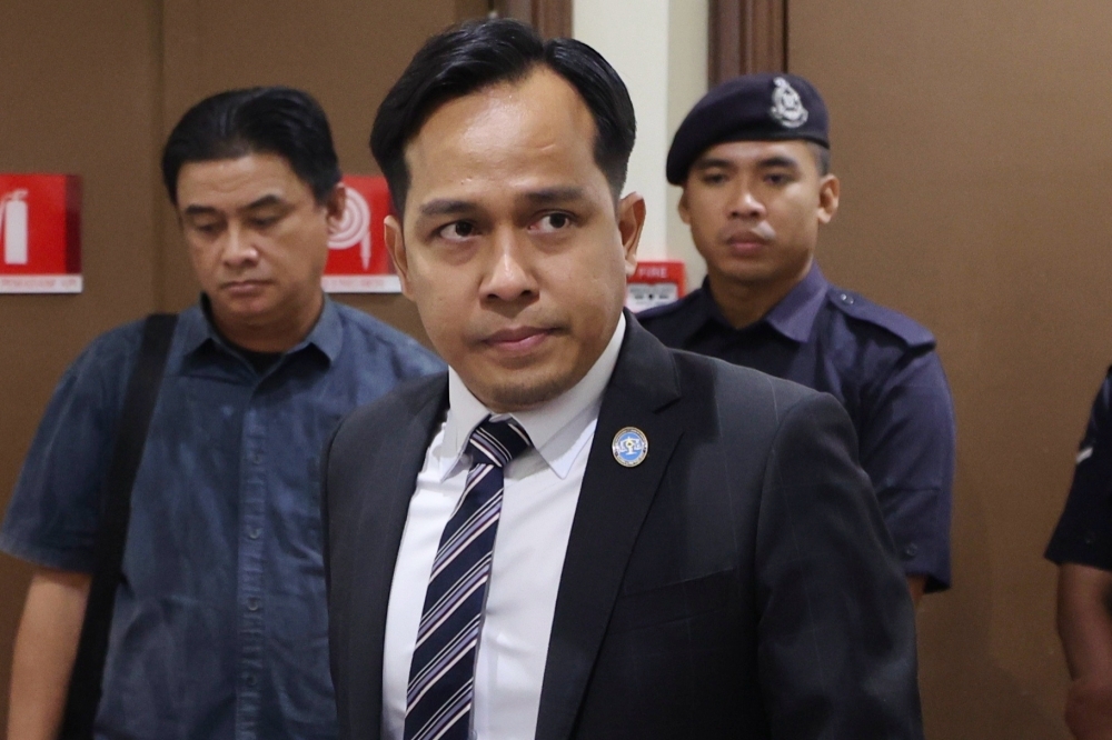 Zara Qairina’s family’s lawyer downplays viral photo with Hajiji and Armizan, says committed to seek justice