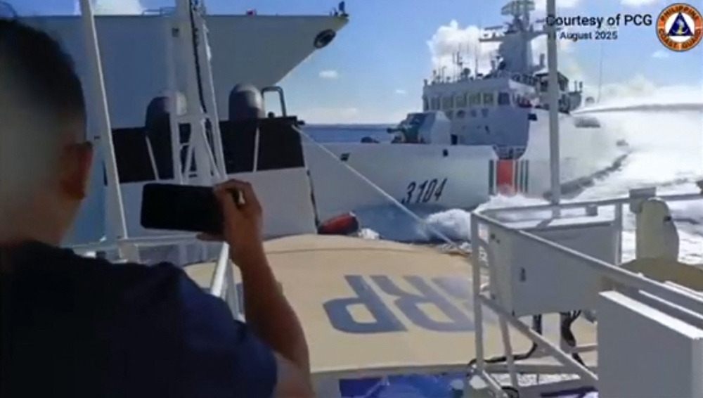 Chinese vessels collide in pursuit of Philippines patrol