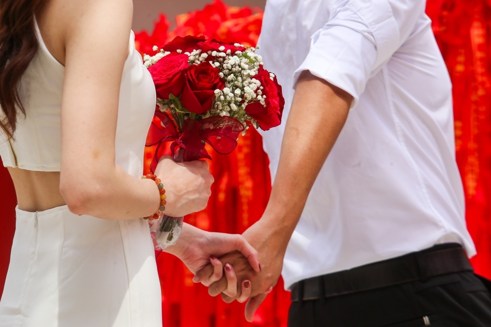 Singapore cracks down on unlicensed foreign freelancers in creative industries, including weddings