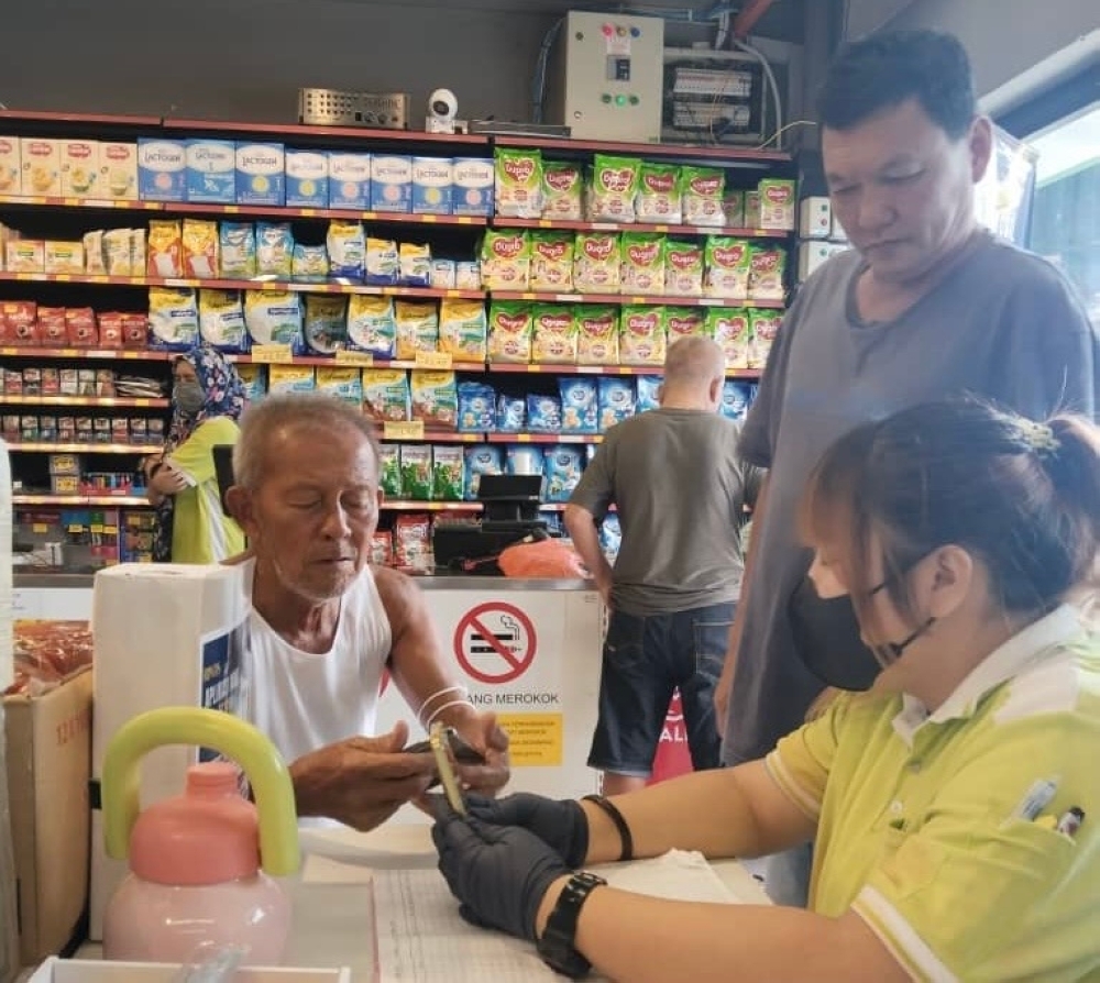 Don’t have a smartphone? Johor KPDN says consumers can use manual logbook for subsidised cooking oil purchases