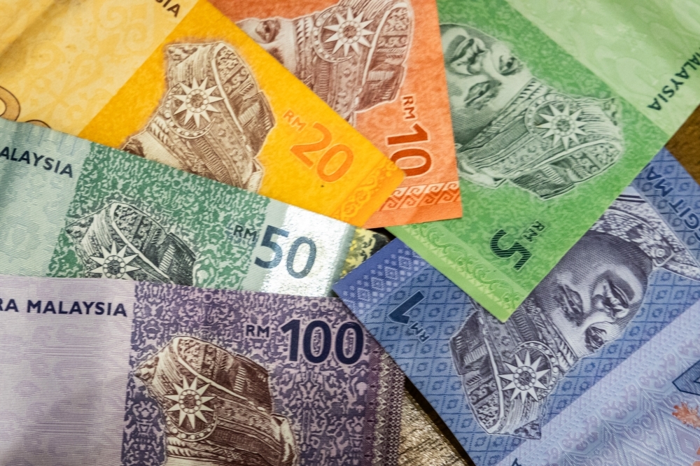 Ringgit strengthens as US dollar dips on rising interest rate cut expectations