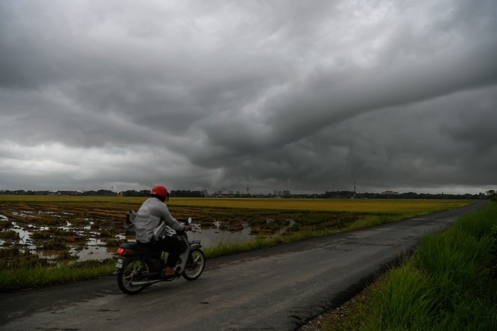 MetMalaysia warns of thunderstorms, heavy rain and strong winds across Perlis, Kedah, Penang, Perak and Selangor until noon today