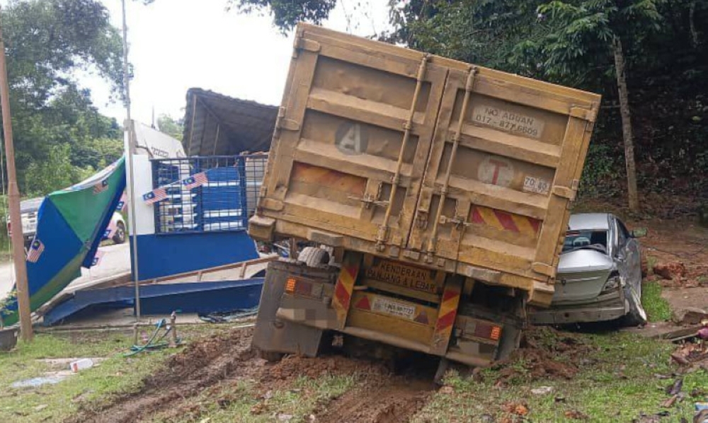 Trailer driver loses control, crashes into Felda Kechau 8 police post in Kuala Lipis, driver and auxillary cop hurt
