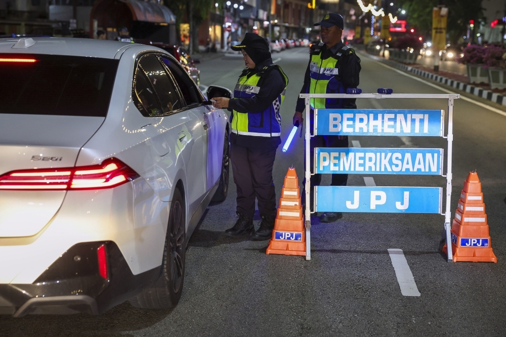 Immigration dept detains 24 foreigners using public buses to evade checks in Kelantan