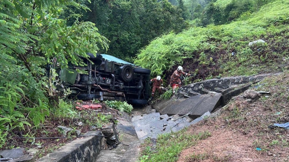 Army truck skids after Menora Tunnel, killing one and injuring six