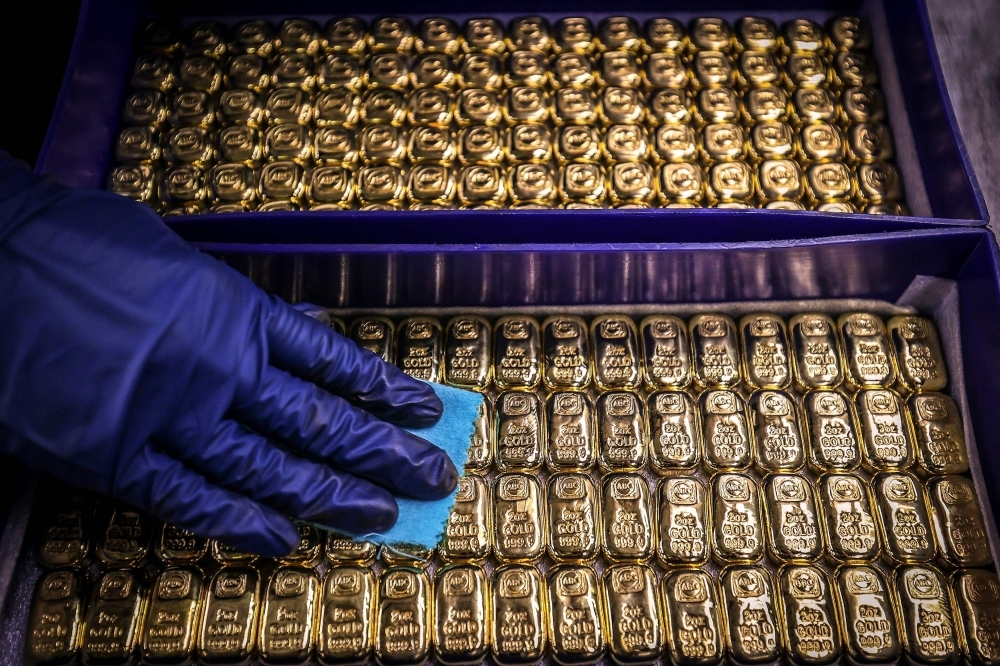 Gold hits record high above US$4,000 as investors seek safety from economic turmoil