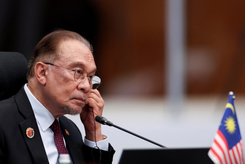 Cambodians flood Anwar’s Facebook with messages of gratitude after peace deal