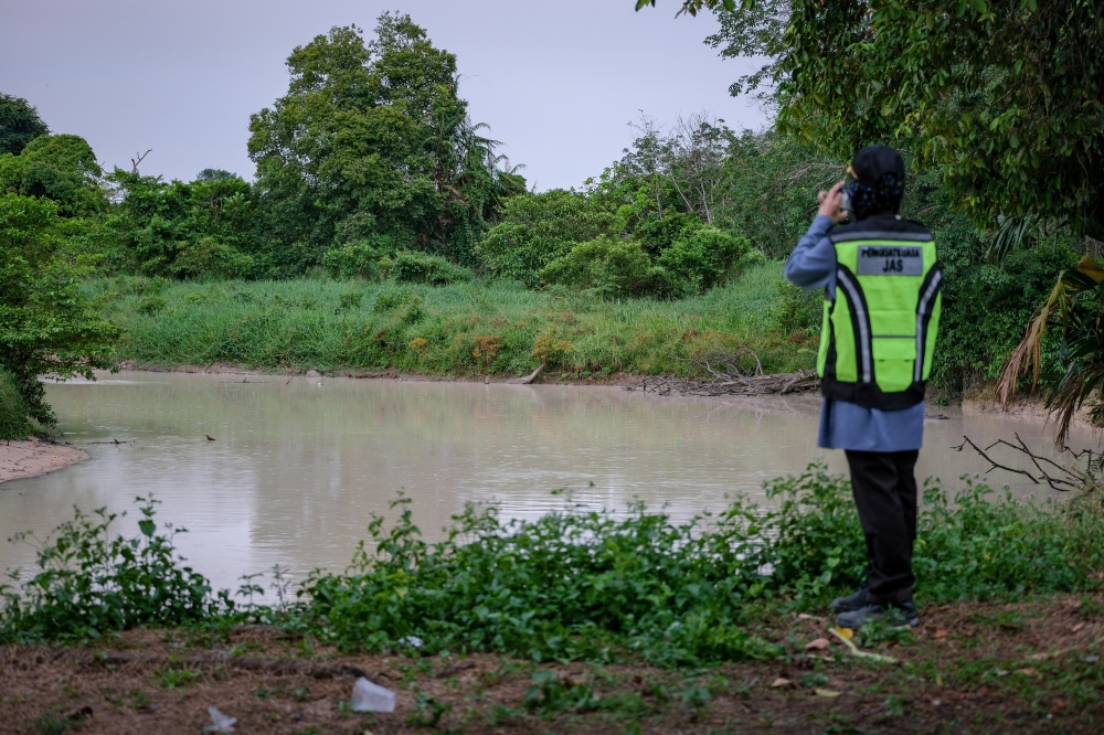 Johor Bahru residents bathe in rain and mosques as river pollution cuts water to nearly 2 million