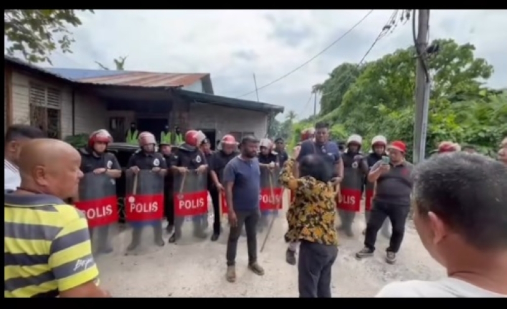Police detain 14 as eviction turns tense in Klang’s Kampung Papan