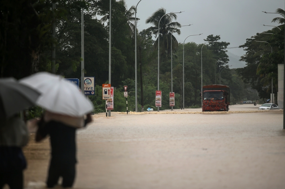 SPM candidates at SMK Changlun take refuge in school hostel as floods hit homes ahead of exams